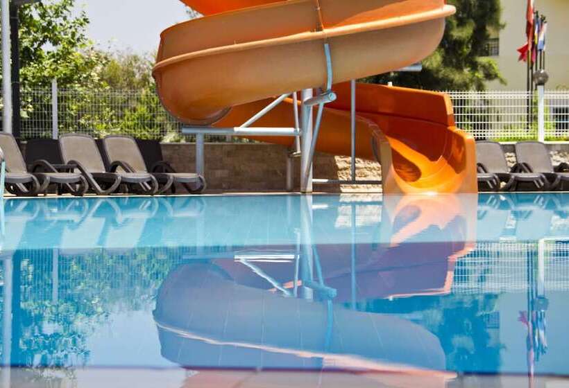 בית מלון כפרי Holiday City