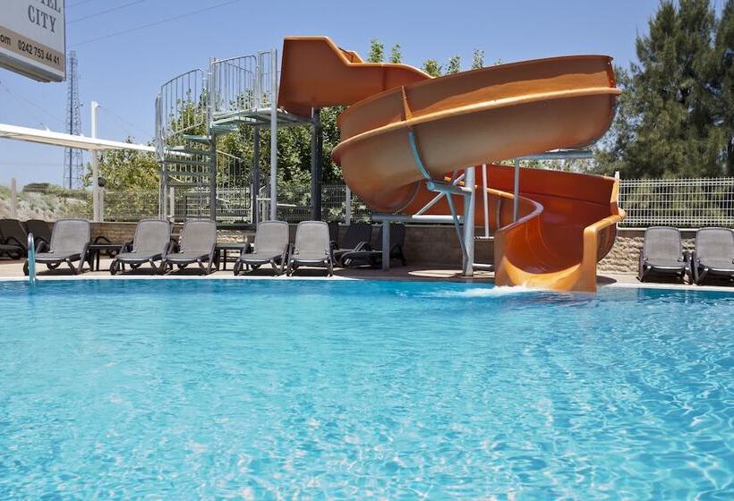 בית מלון כפרי Holiday City