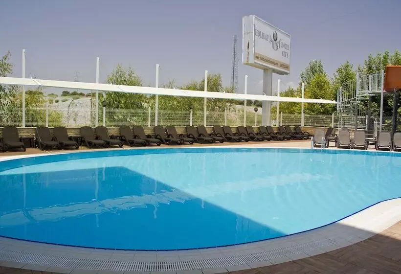 Отель Holiday City