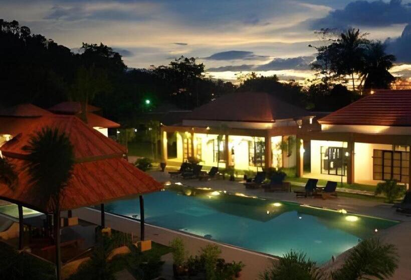 בית מלון כפרי Khaolak Palm Hill Resort
