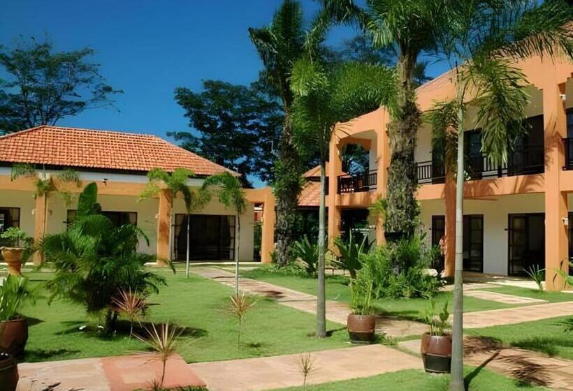 בית מלון כפרי Khaolak Palm Hill Resort