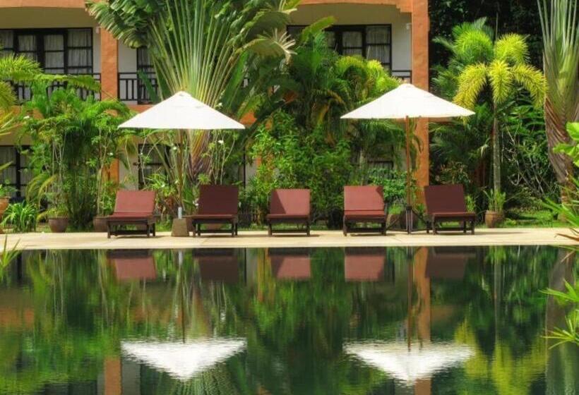 בית מלון כפרי Khaolak Palm Hill Resort