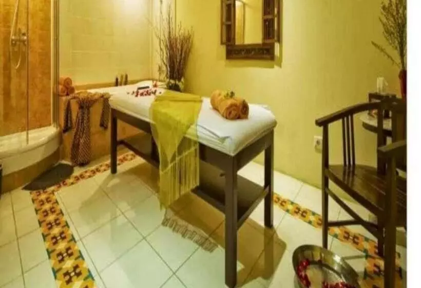 Amos Cozy Hotel Melawai