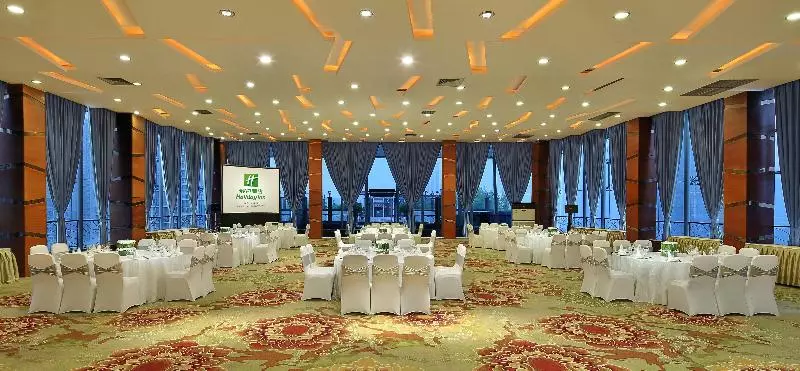 호텔 Holiday Inn West & East Century City