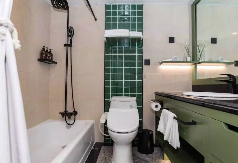 Hotel Qingdao The Castle