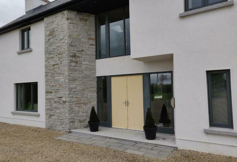 צימר Brona Dempsey