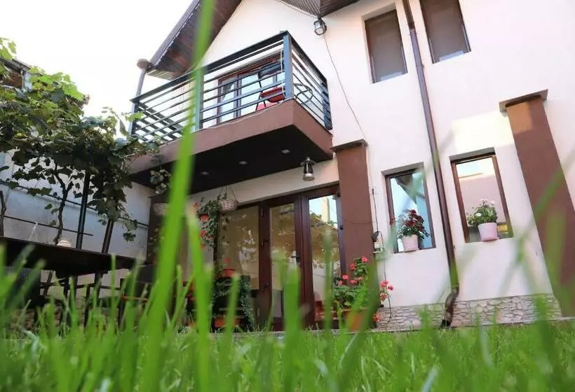 پانسیون Upstairs Residence