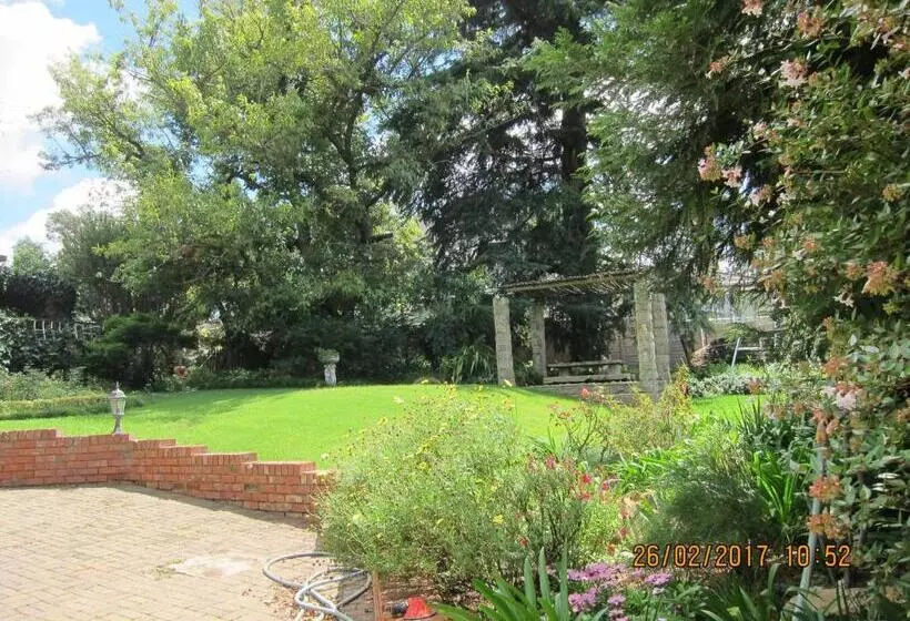 ペンション The Nest