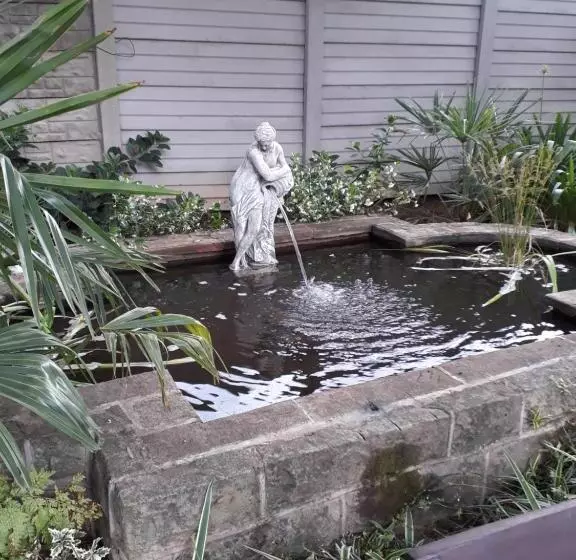 ペンション The Nest