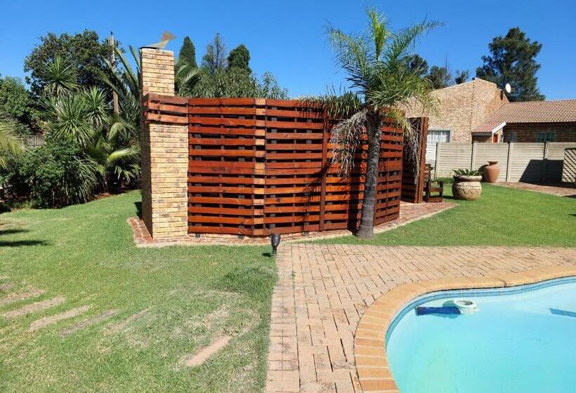 פנסיון Twins Guest House Astoni