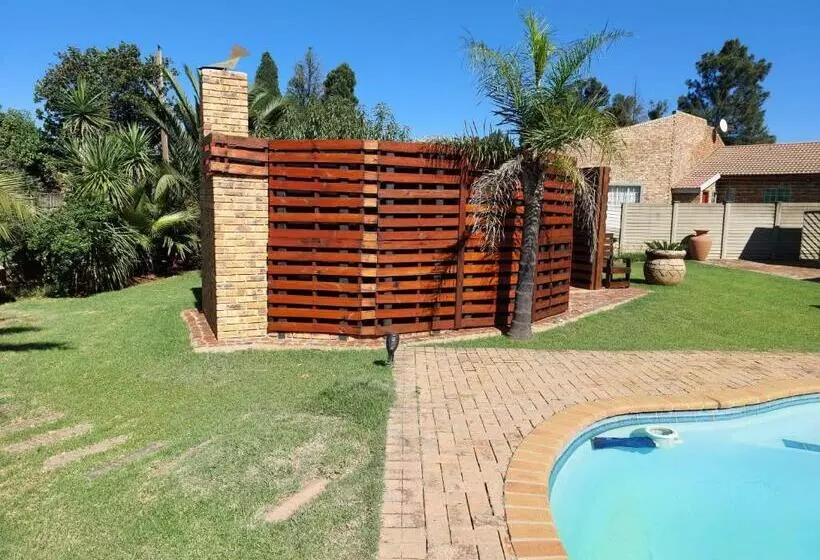 پانسیون Twins Guest House Astoni