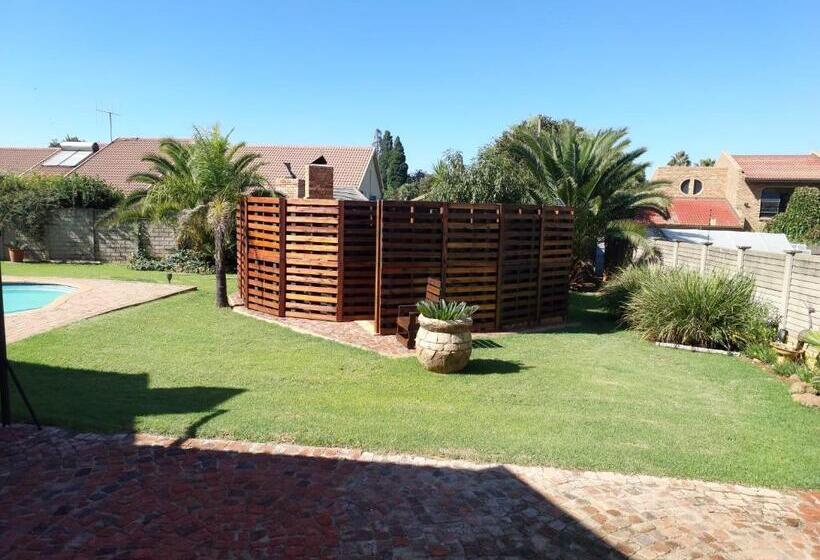 פנסיון Twins Guest House Astoni