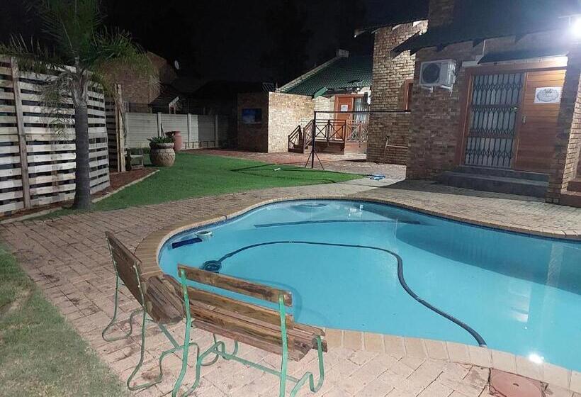 פנסיון Twins Guest House Astoni