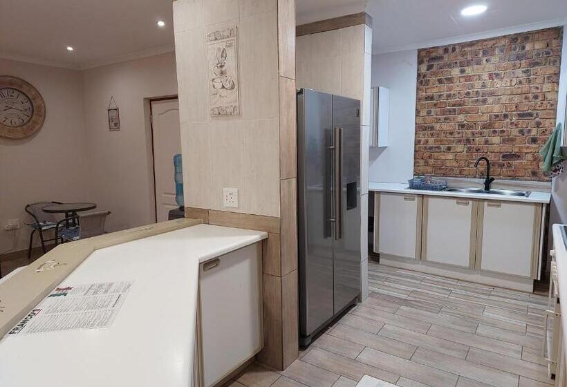 פנסיון Twins Guest House Astoni