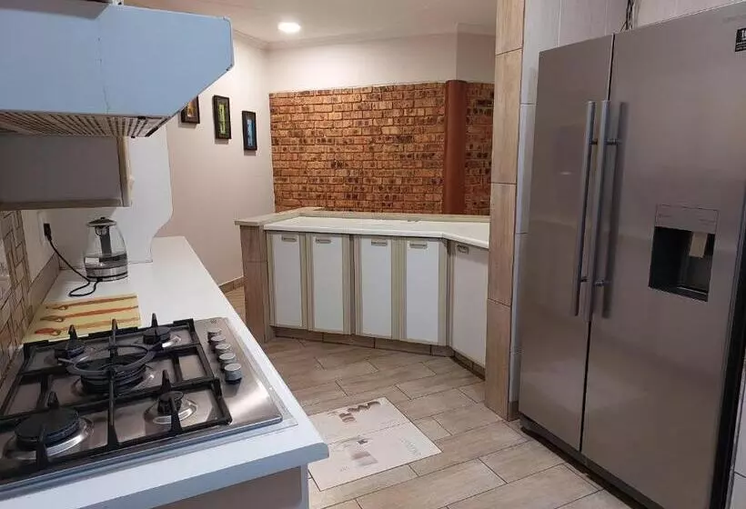 پانسیون Twins Guest House Astoni