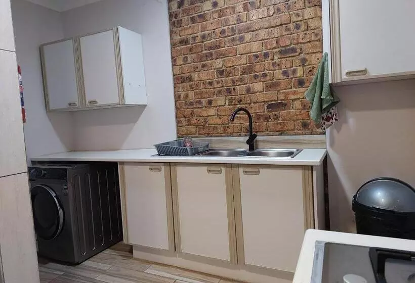 پانسیون Twins Guest House Astoni