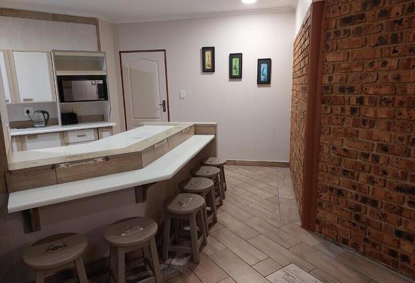 פנסיון Twins Guest House Astoni