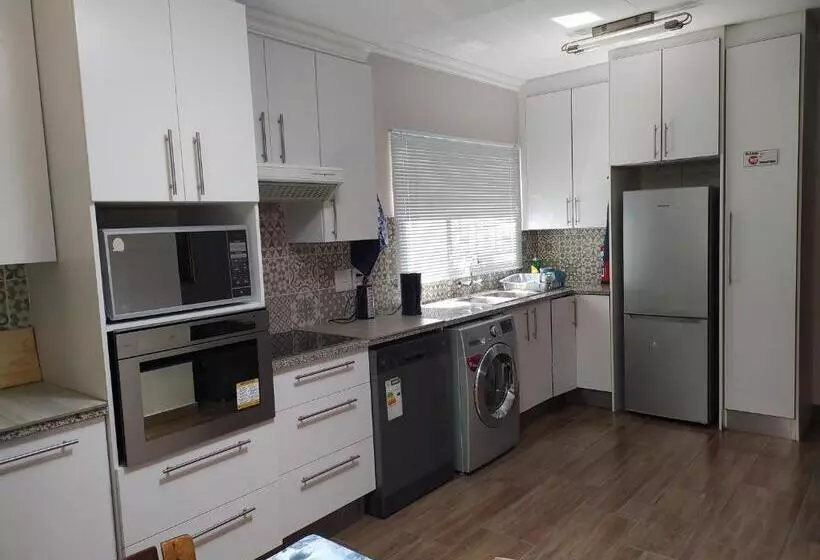 پانسیون Twins Guest House Astoni