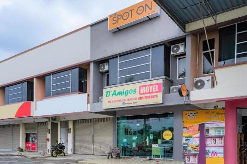 Spot On 89974 D Amigos Motel