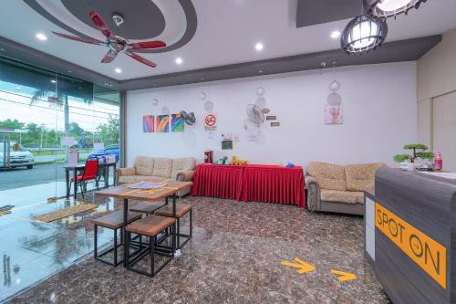 Spot On 89974 D Amigos Motel