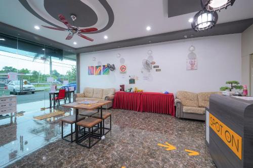 Spot On 89974 D Amigos Motel