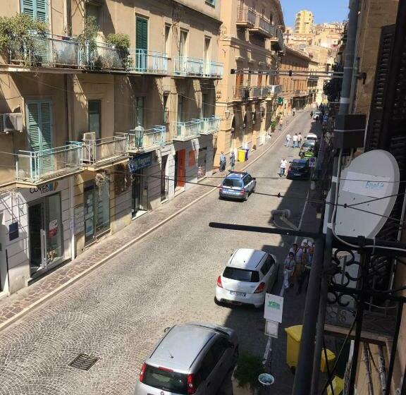 تختخواب و صبحانه Fanà