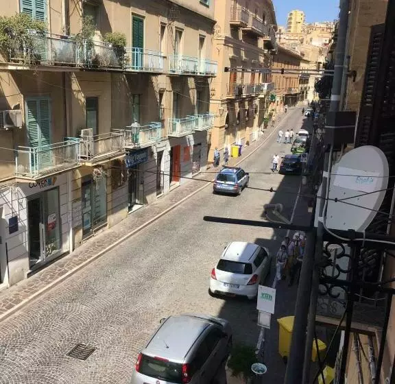 تختخواب و صبحانه Fanà
