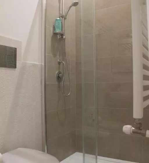 تختخواب و صبحانه Fanà