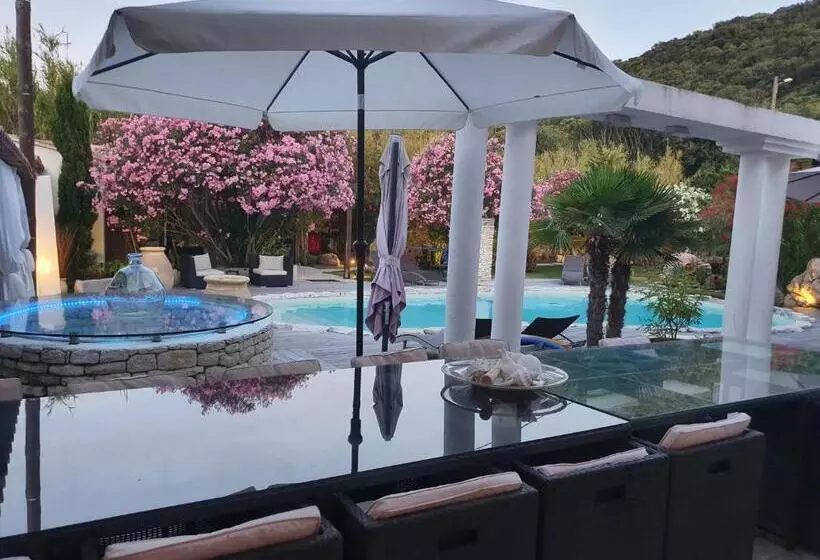 تختخواب و صبحانه Petra Bianca