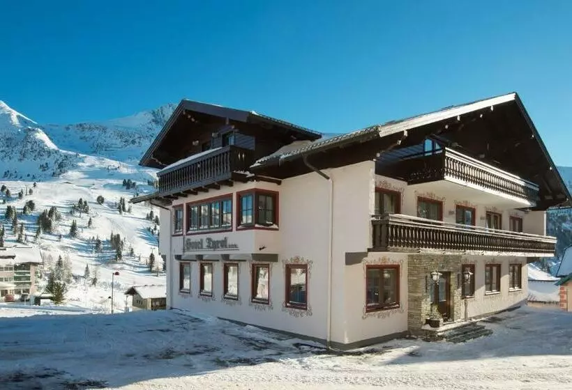 Hotelli Garni Haus Tyrol
