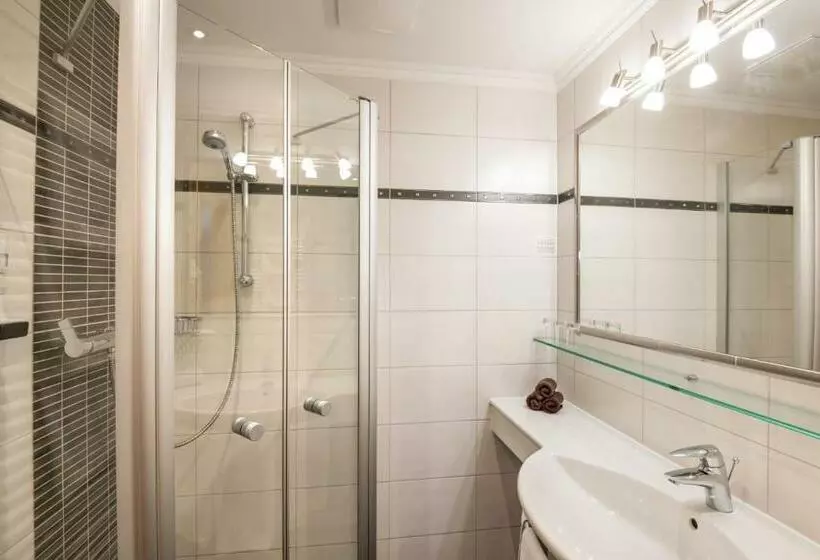 Hotelli Garni Haus Tyrol