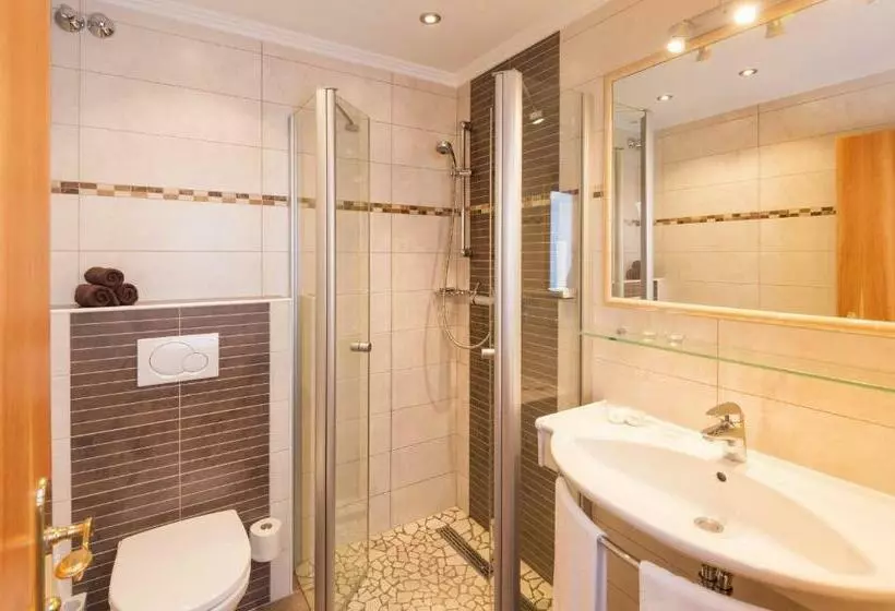 Hotelli Garni Haus Tyrol