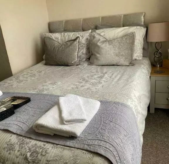 ベッドアンドブレックファースト The Old Brasserie & Rooms @ No.8