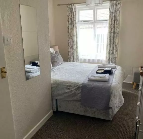 ベッドアンドブレックファースト The Old Brasserie & Rooms @ No.8