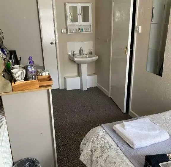 ベッドアンドブレックファースト The Old Brasserie & Rooms @ No.8