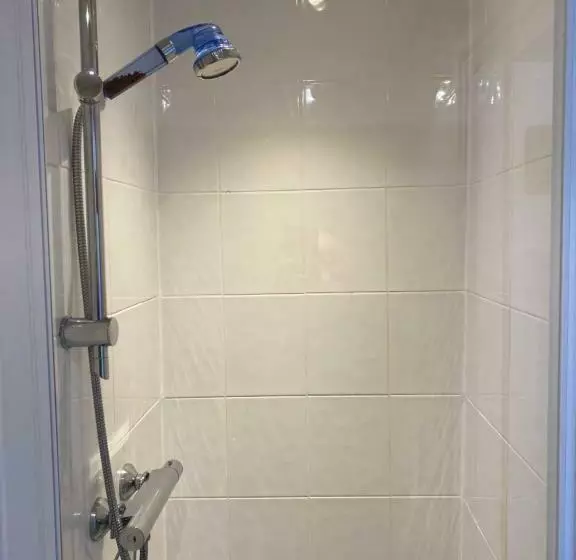 ベッドアンドブレックファースト The Old Brasserie & Rooms @ No.8