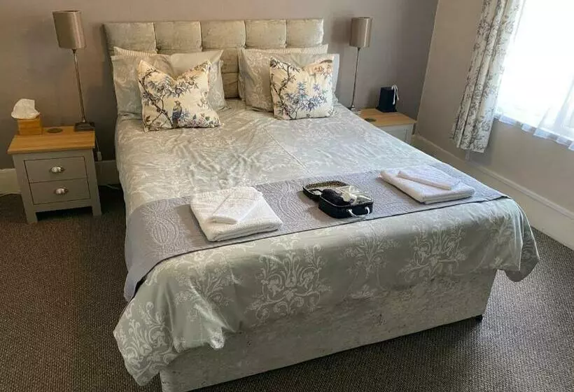 ベッドアンドブレックファースト The Old Brasserie & Rooms @ No.8