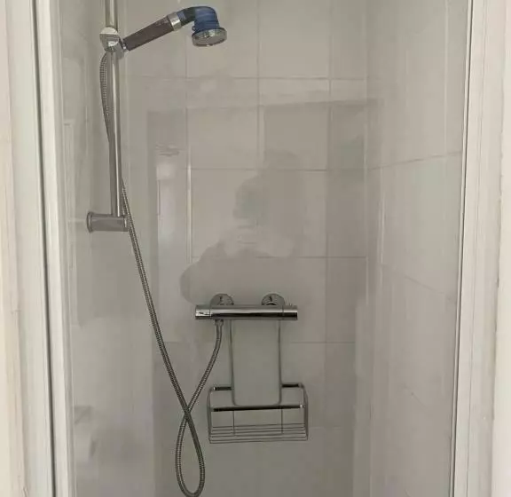 ベッドアンドブレックファースト The Old Brasserie & Rooms @ No.8