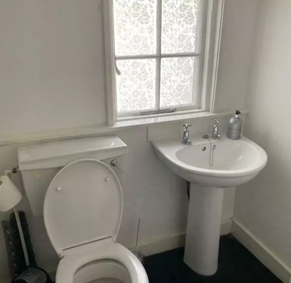 ベッドアンドブレックファースト The Old Brasserie & Rooms @ No.8