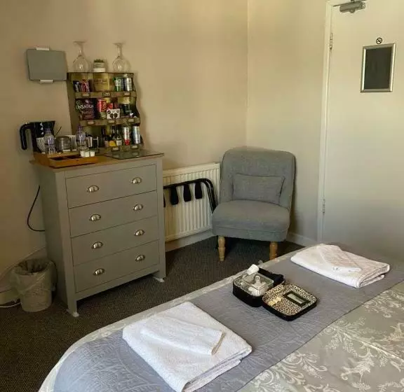 ベッドアンドブレックファースト The Old Brasserie & Rooms @ No.8