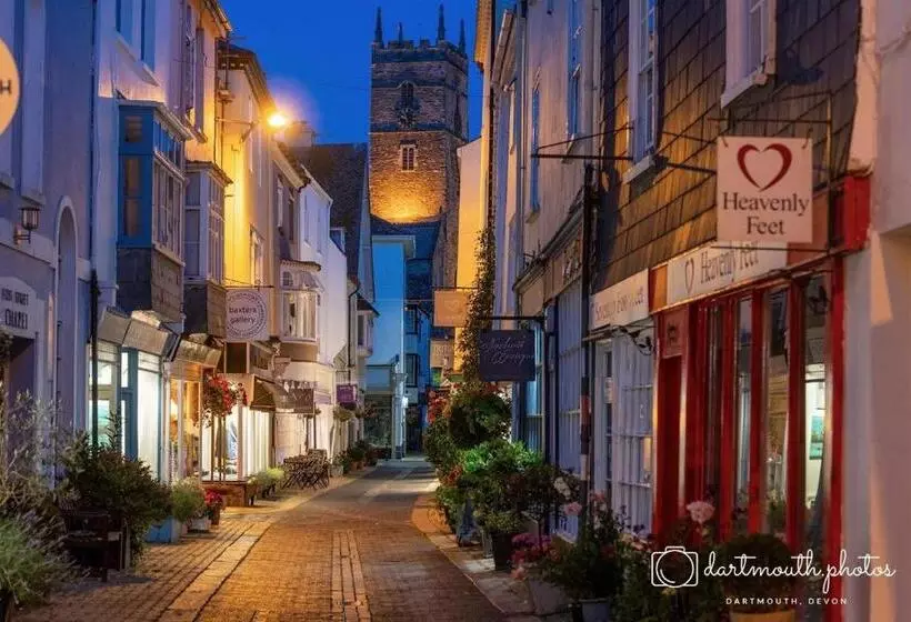 ベッドアンドブレックファースト The Old Brasserie & Rooms @ No.8