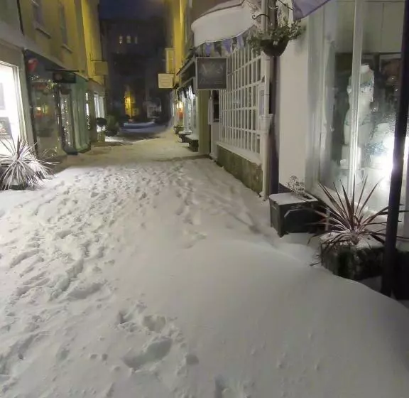 ベッドアンドブレックファースト The Old Brasserie & Rooms @ No.8