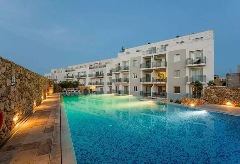 پانسیون Fur, Purr & Pool