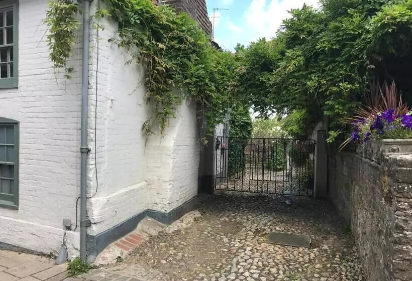 تختخواب و صبحانه The Tea House