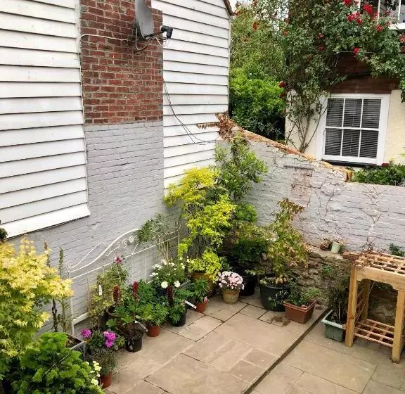 تختخواب و صبحانه The Tea House