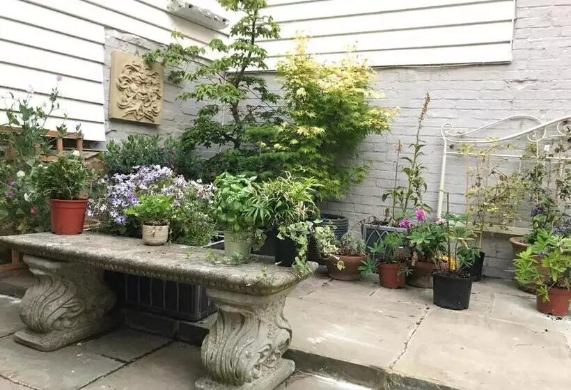 تختخواب و صبحانه The Tea House