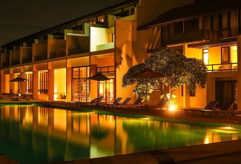 منتجع Grand Beach