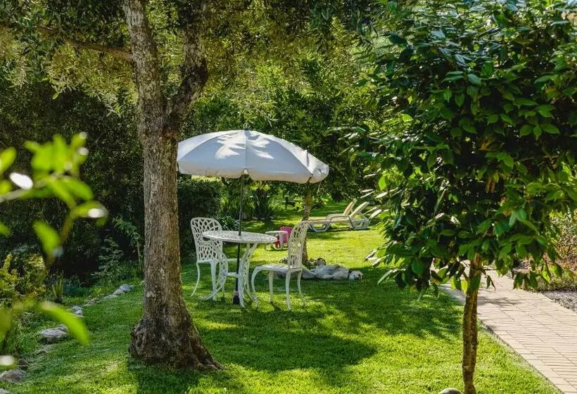 Aamiaismajoitus (B&B) Magnolias Cottage