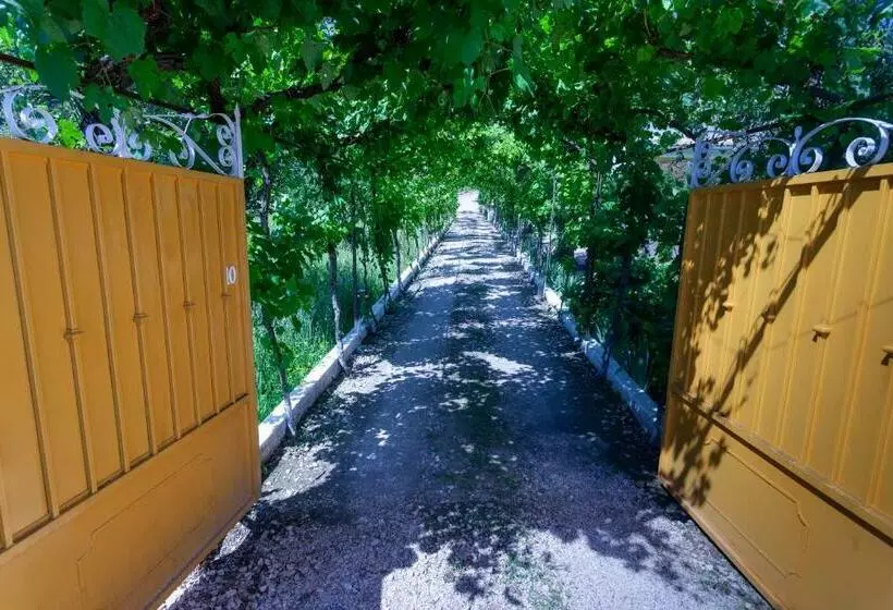 Aamiaismajoitus (B&B) Magnolias Cottage