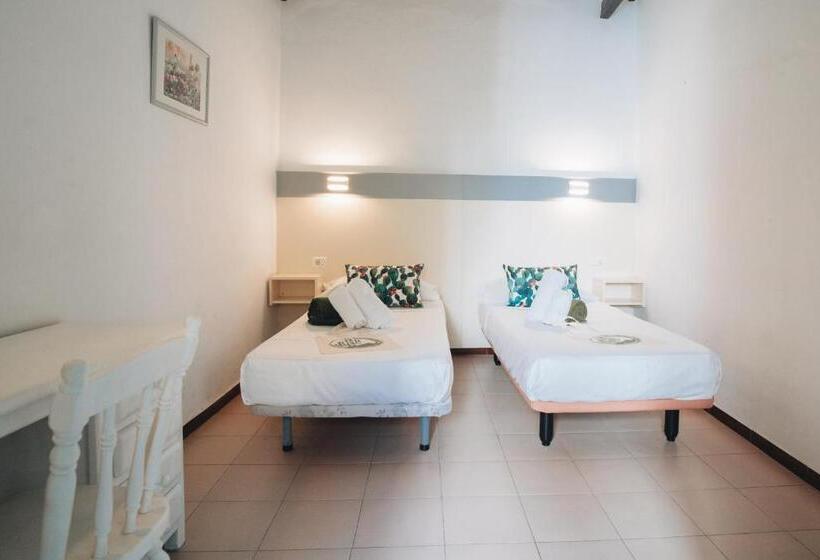 پانسیون Cactus Hostel